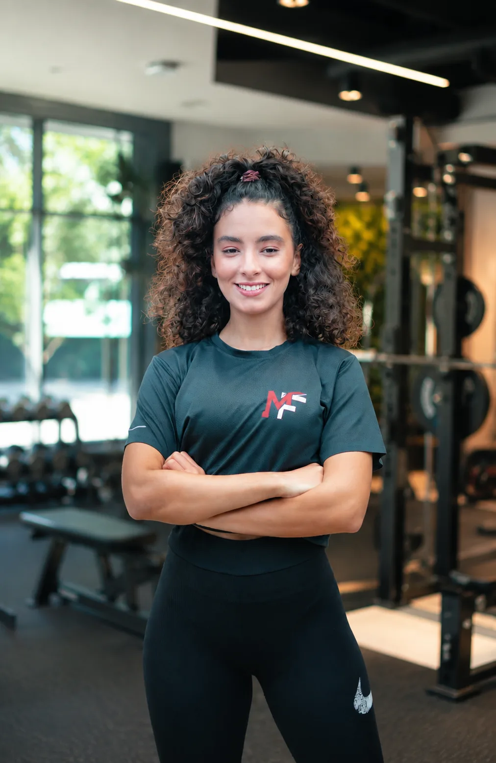 Een lachende sporter in de gym van haar club